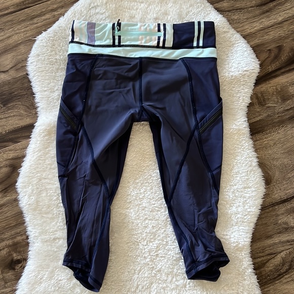 Blue tone Lululemon crops - Picture 5 of 6